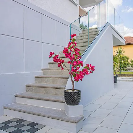 Appartamento In Villa Con Piscina Privata E Vasca Idromassaggio Ad Uso Esclusivo